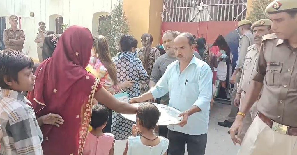 भैयादूज पर मुरादाबाद जिला कारागार के बाहर लगी बहनाें की लंबी लाइन भैयादूज पर मुरादाबाद जिला कारागार के बाहर लगी बहनाें की लंबी लाइन