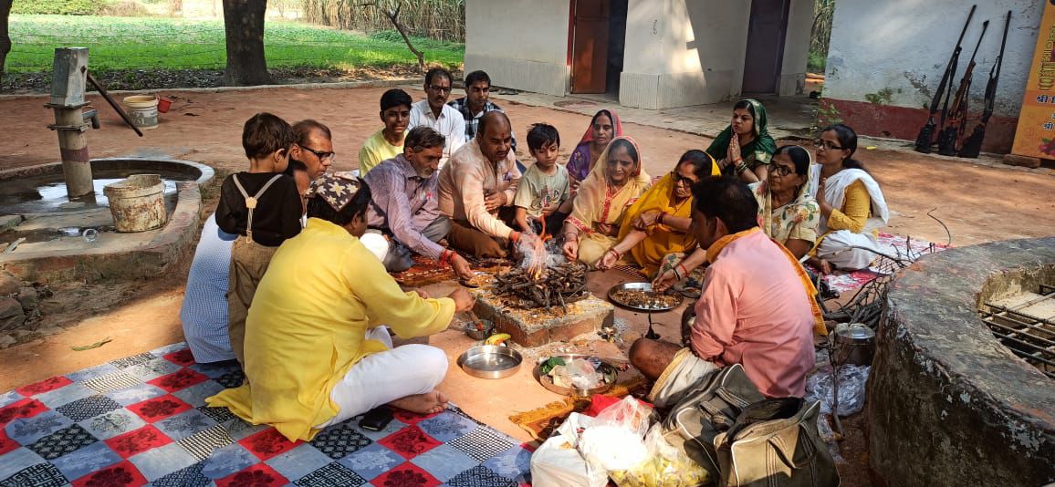 भगवान चित्रगुप्त के मंदिर में हवन, कलम दवात के साथ शस्त्र पूजन ? भगवान चित्रगुप्त के मंदिर में हवन, कलम दवात के साथ शस्त्र पूजन ?