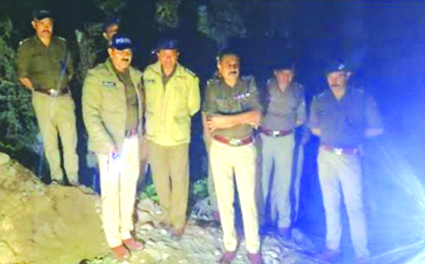 घटनास्थल का निरीक्षण करती पुलिस घटनास्थल का निरीक्षण करती पुलिस