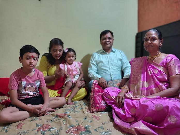परंपरा के साथ मनाया भाई दूज पर्व, बहनों ने भाई के सिर पर तिलक लगाकर आरती उतारी परंपरा के साथ मनाया भाई दूज पर्व, बहनों ने भाई के सिर पर तिलक लगाकर आरती उतारी