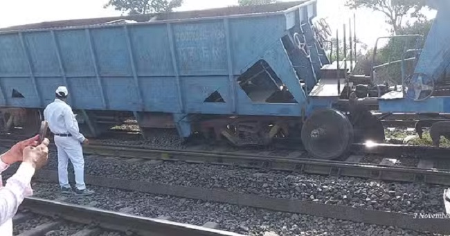शहडोलः रेल यार्ड से निकलते समय पटरी से उतरे मालगाड़ी के दो डिब्बे शहडोलः रेल यार्ड से निकलते समय पटरी से उतरे मालगाड़ी के दो डिब्बे