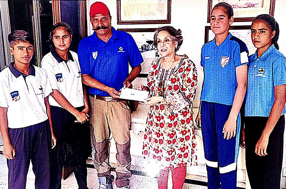 गर्ल्स फुटबाल टीम की खेल प्रतिभा को ध्यान में रखते खेल सुविधा विस्तार के लिए 5 लाख के आर्थिक सहयोग का चैक प्रदान
