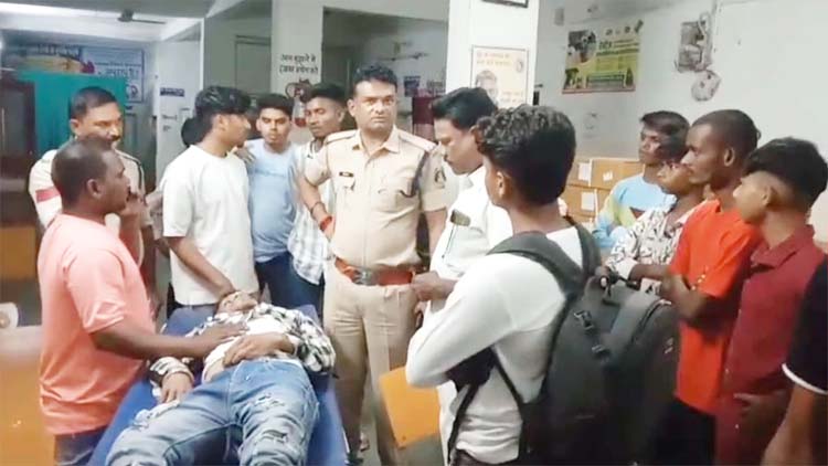 युवक की हत्या मामले में पूछताछ करती पुलिस