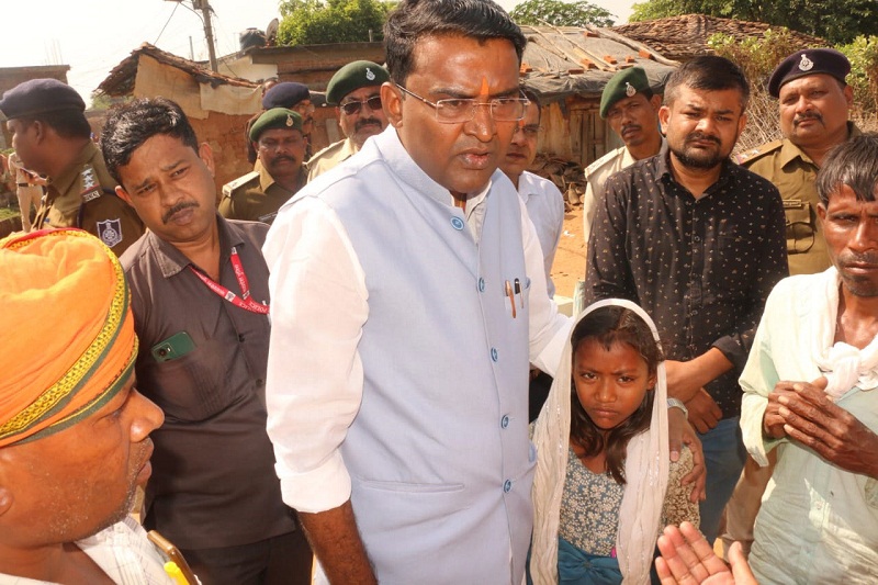 हाथियों से हमले में मृतकों के परिजन से मिले मिले मंत्री अहिरवार हाथियों से हमले में मृतकों के परिजन से मिले मिले मंत्री अहिरवार