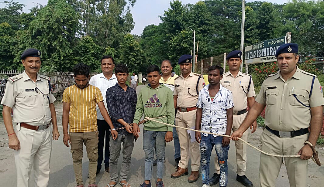 गिरफ्तार आरोपी के साथ आरपीएफ गिरफ्तार आरोपी के साथ आरपीएफ