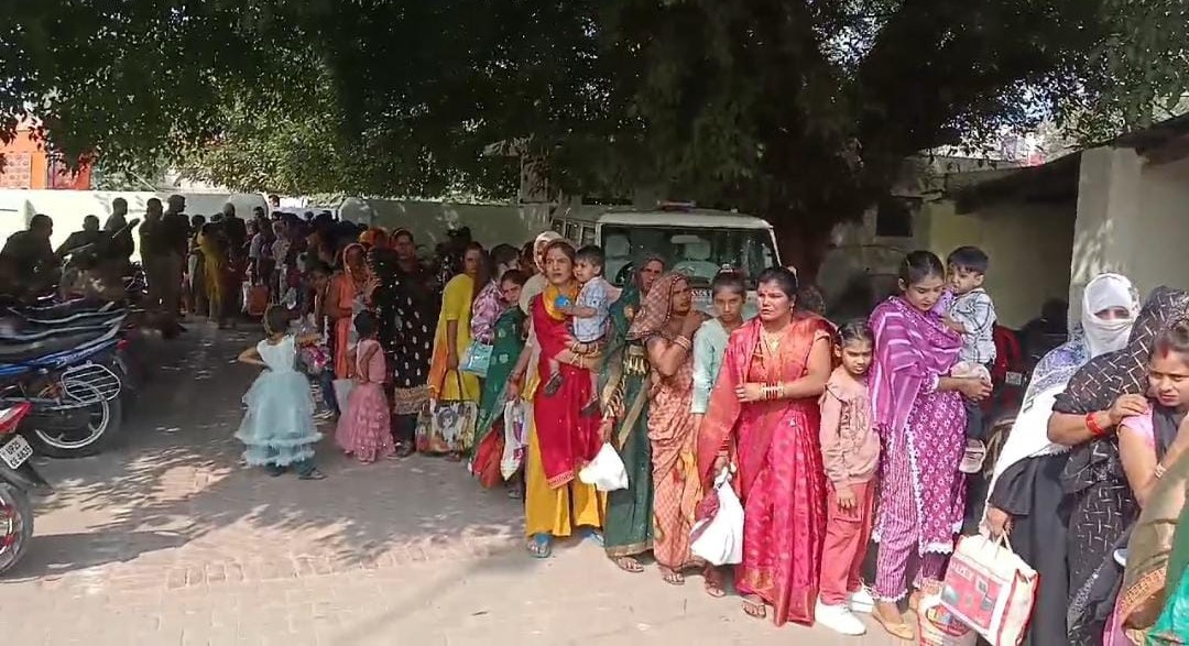 भैयादूज पर मुरादाबाद जिला कारागार के बाहर लगी बहनाें की लंबी लाइन भैयादूज पर मुरादाबाद जिला कारागार के बाहर लगी बहनाें की लंबी लाइन