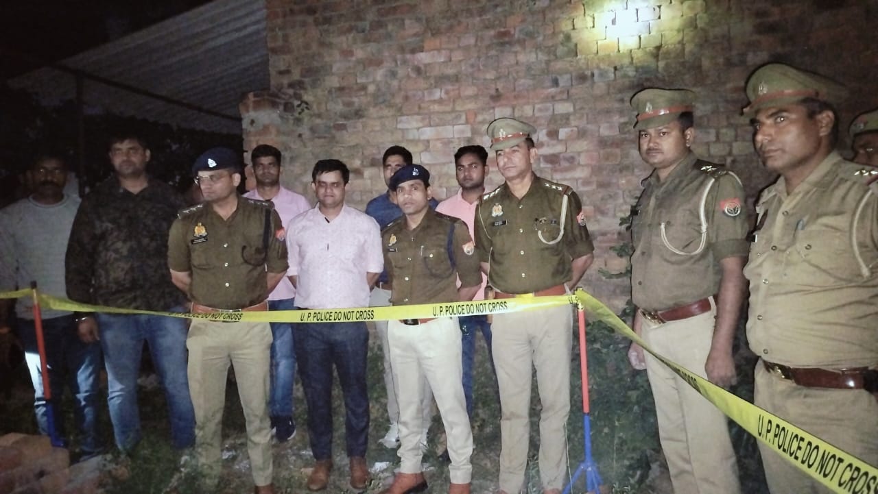 मौके पर मौजूद पुलिस टीम मौके पर मौजूद पुलिस टीम