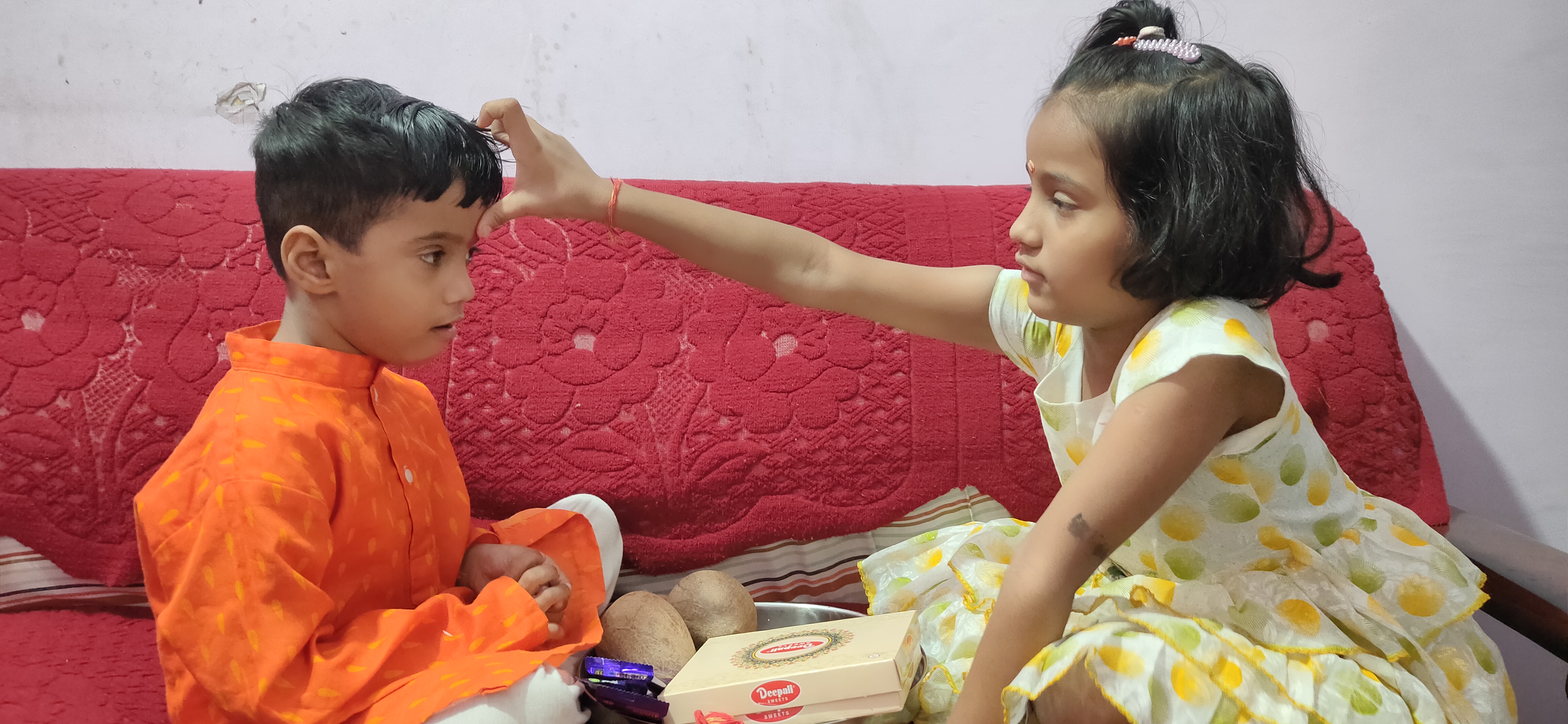 रामगंगा विहार में भैया दूज पर भाई के तिलक करती बहन। रामगंगा विहार में भैया दूज पर भाई के तिलक करती बहन।