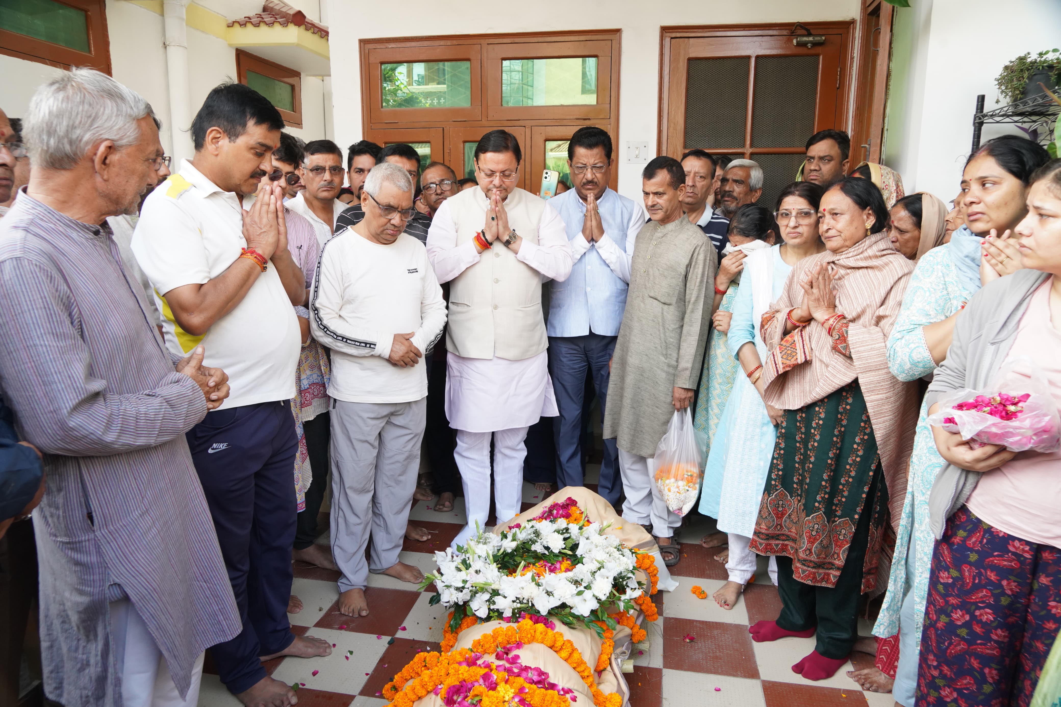 पुष्पांजलि अर्पित करने के बाद परिजनों के साथ मुख्यमंत्री पुष्कर सिंह धामी व अन्य। पुष्पांजलि अर्पित करने के बाद परिजनों के साथ मुख्यमंत्री पुष्कर सिंह धामी व अन्य।