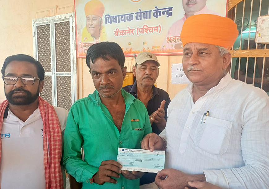 विधायक जेठानंद व्यास की संवेदनशील पहल, अपनी तनख्वाह से दिए पचास हजार : भारी वर्षा के कारण गिर गया था हरि किशन का मकान विधायक जेठानंद व्यास की संवेदनशील पहल, अपनी तनख्वाह से दिए पचास हजार : भारी वर्षा के कारण गिर गया था हरि किशन का मकान