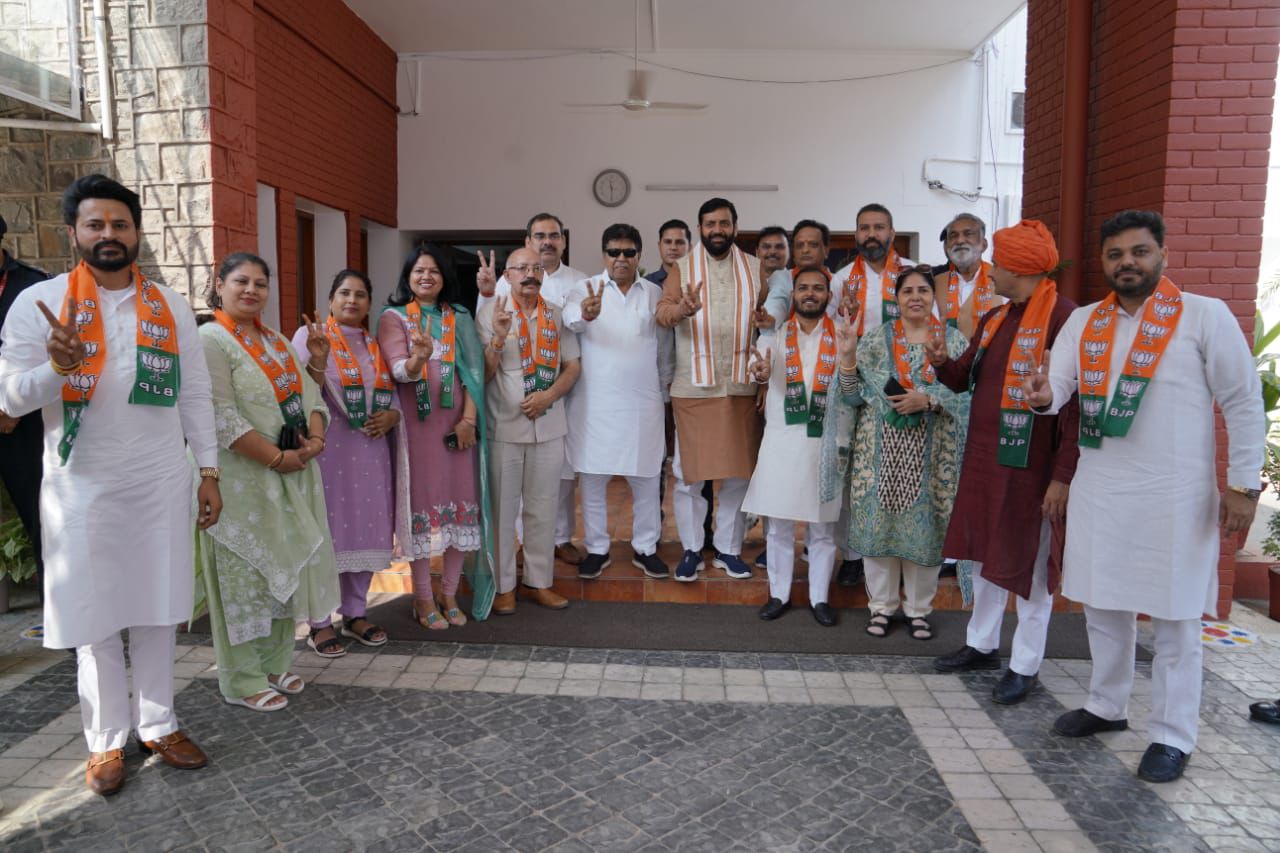 हरियाणा के मुख्यमंत्री नायब सैनी पंचकूला निगम के तीन पार्षदाें काे भाजपा में शामिल करवाते हुए हरियाणा के मुख्यमंत्री नायब सैनी पंचकूला निगम के तीन पार्षदाें काे भाजपा में शामिल करवाते हुए