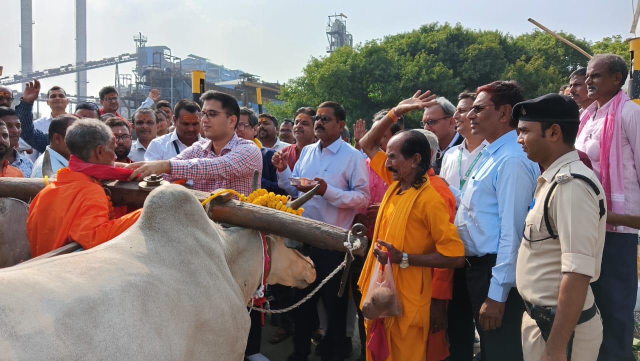 डोंगा पूजन करते डीएम