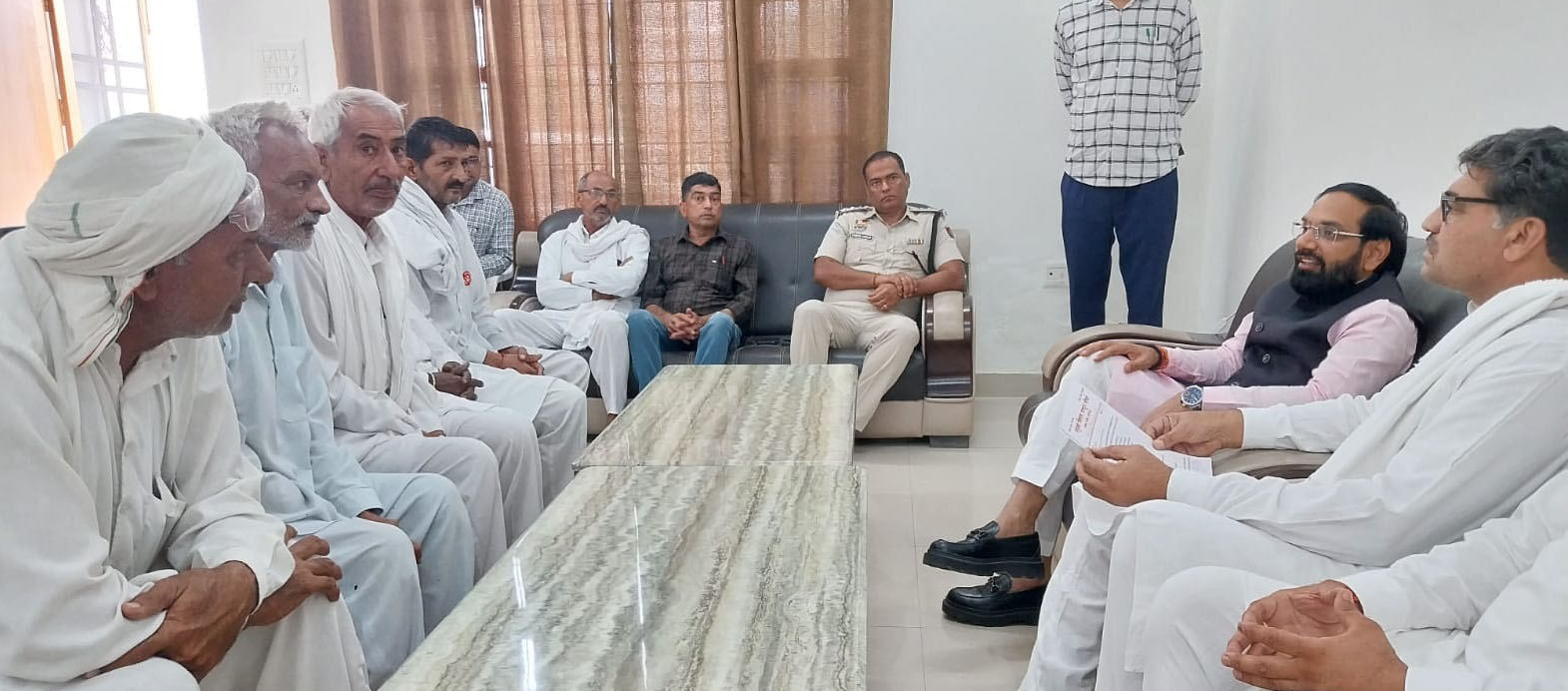पीडब्ल्यूडी विश्राम गृह में संयुक्त किसान मजदूर मोर्चा उचाना के साथ मीटिंग करते हुए विधायक देवेंद्र चतरभुज अत्री । पीडब्ल्यूडी विश्राम गृह में संयुक्त किसान मजदूर मोर्चा उचाना के साथ मीटिंग करते हुए विधायक देवेंद्र चतरभुज अत्री ।