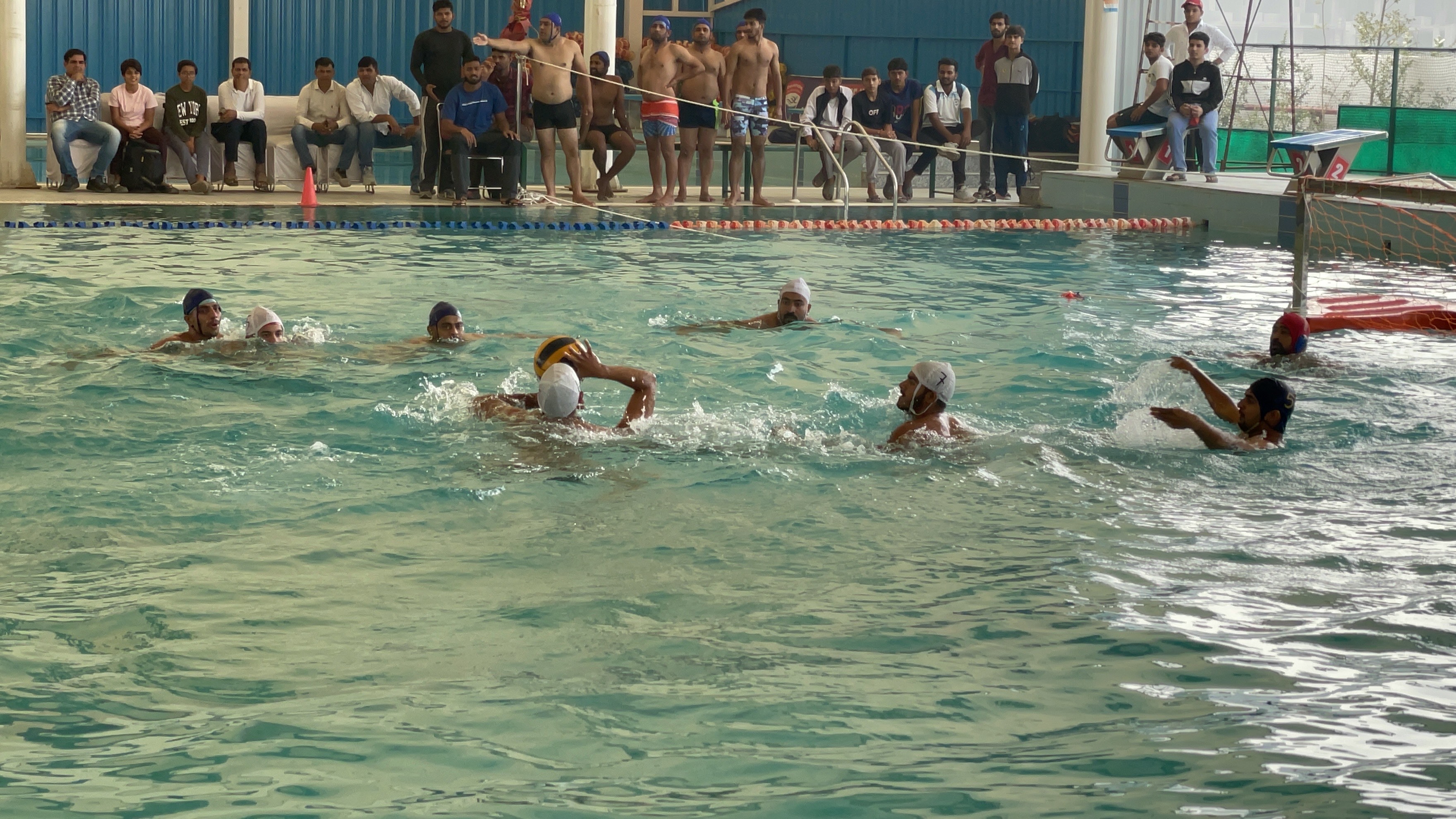 हरियाणा राज्य वाटरपोलो चैम्पियनशिप में मैच खेलते हुए खिलाड़ी। हरियाणा राज्य वाटरपोलो चैम्पियनशिप में मैच खेलते हुए खिलाड़ी।