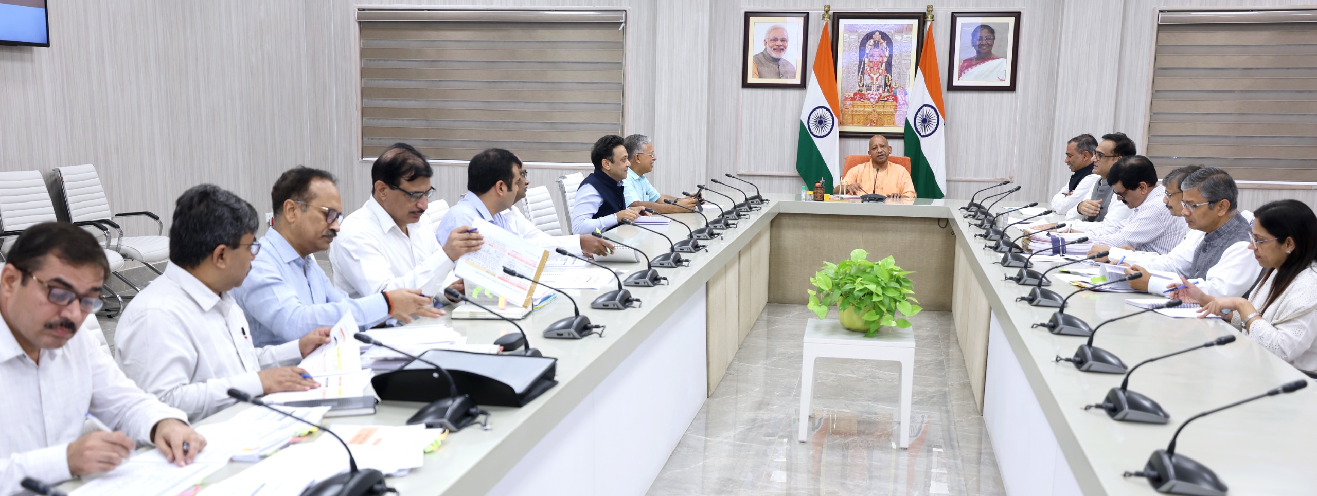 सीएम योगी ने pwd विभाग की बैठक की सीएम योगी ने pwd विभाग की बैठक की