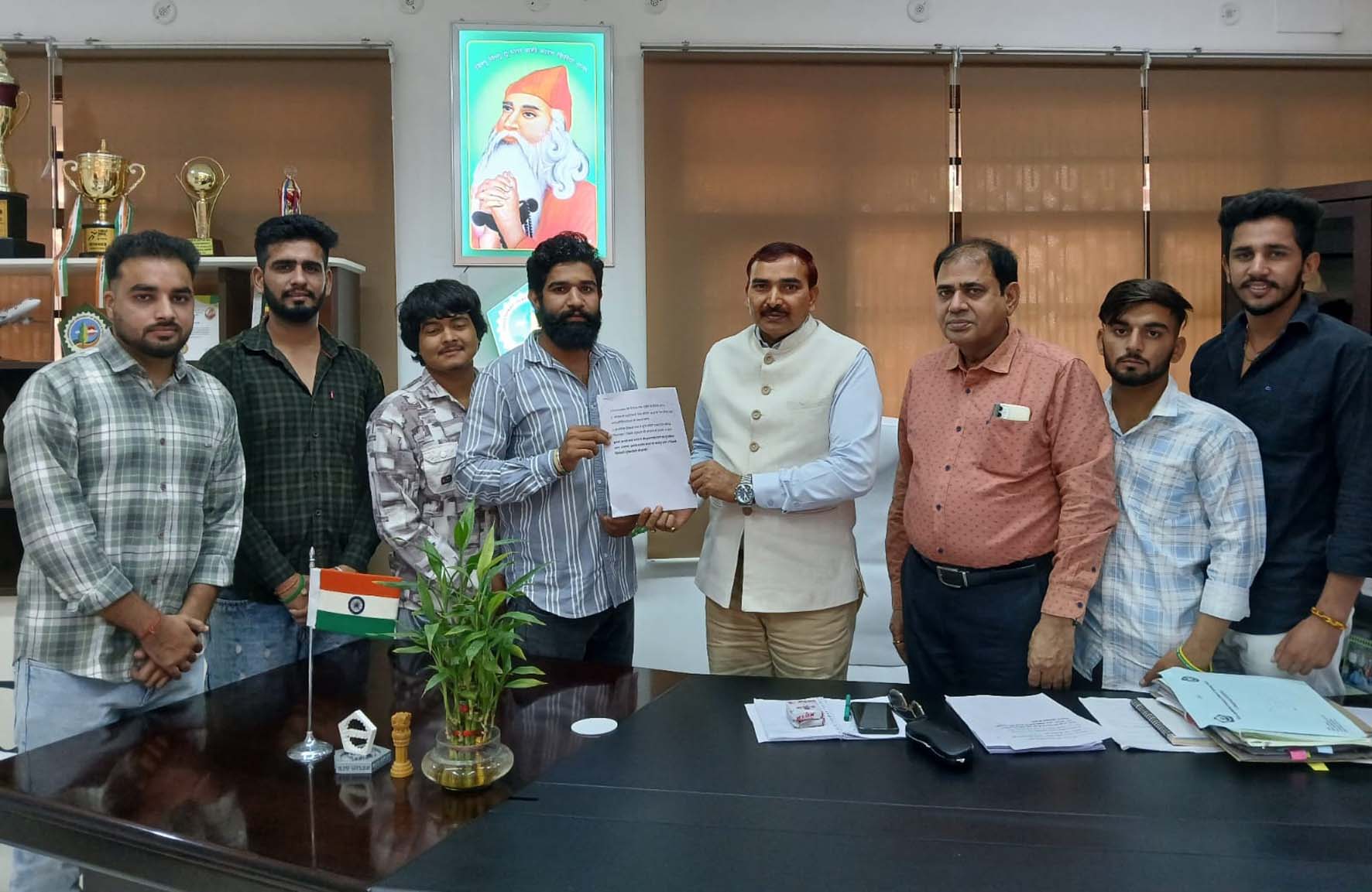 कुलपति को ज्ञापन सौंपते इनसो के पदाधिकारी व सदस्य। कुलपति को ज्ञापन सौंपते इनसो के पदाधिकारी व सदस्य।