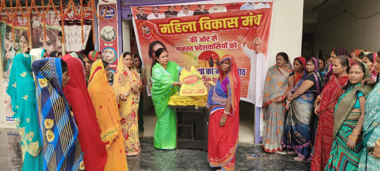 छठ व्रतियो को साड़ी वितरण करती फातिमा छठ व्रतियो को साड़ी वितरण करती फातिमा