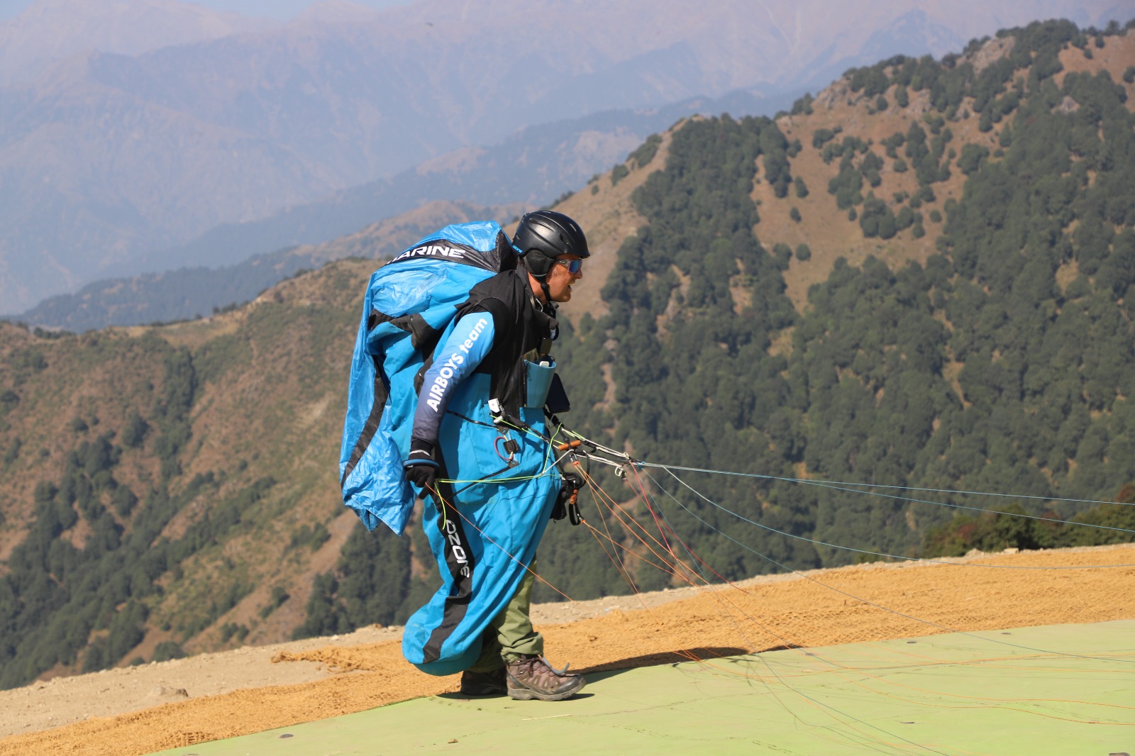पैराग्लाइडिंग विश्व कप प्रतियोगिता के दूसरे दिन उड़ान भरते हुए प्रतिभागी। पैराग्लाइडिंग विश्व कप प्रतियोगिता के दूसरे दिन उड़ान भरते हुए प्रतिभागी।