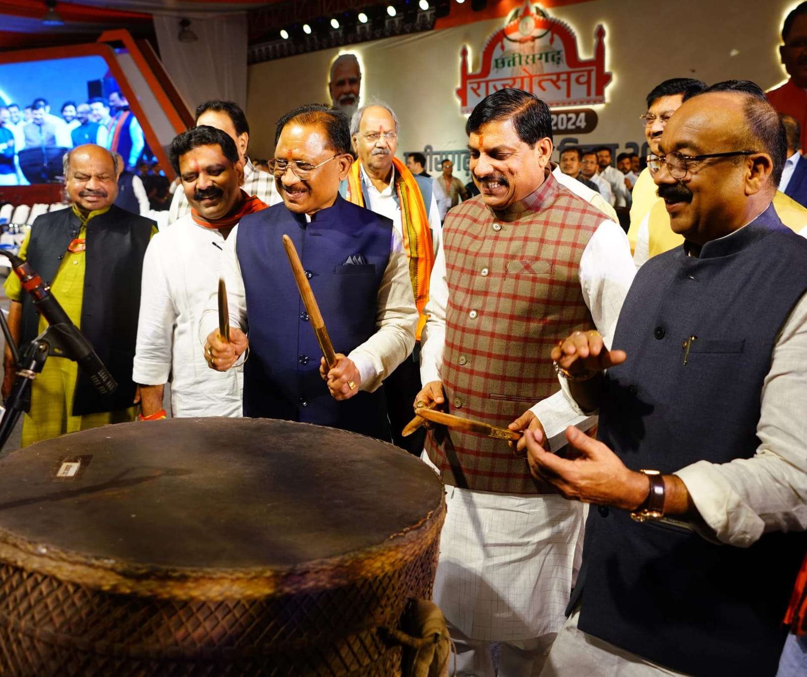 नगाड़ा बजाते मुख्यमंत्री साय और मोहन यादव नगाड़ा बजाते मुख्यमंत्री साय और मोहन यादव