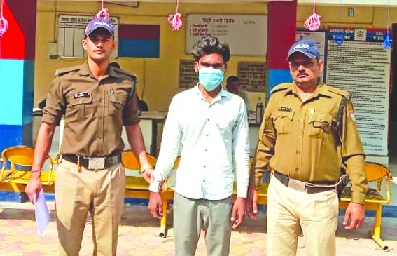 पुलिस गिरफ्त में आरोपित पुलिस गिरफ्त में आरोपित