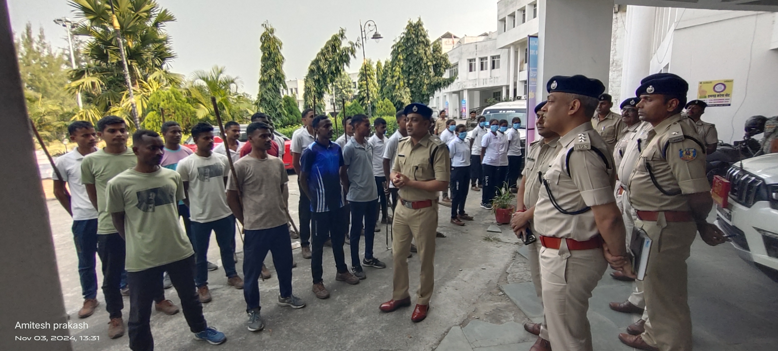 चौकीदारों को निर्देश देते एसपी अजय कुमार चौकीदारों को निर्देश देते एसपी अजय कुमार