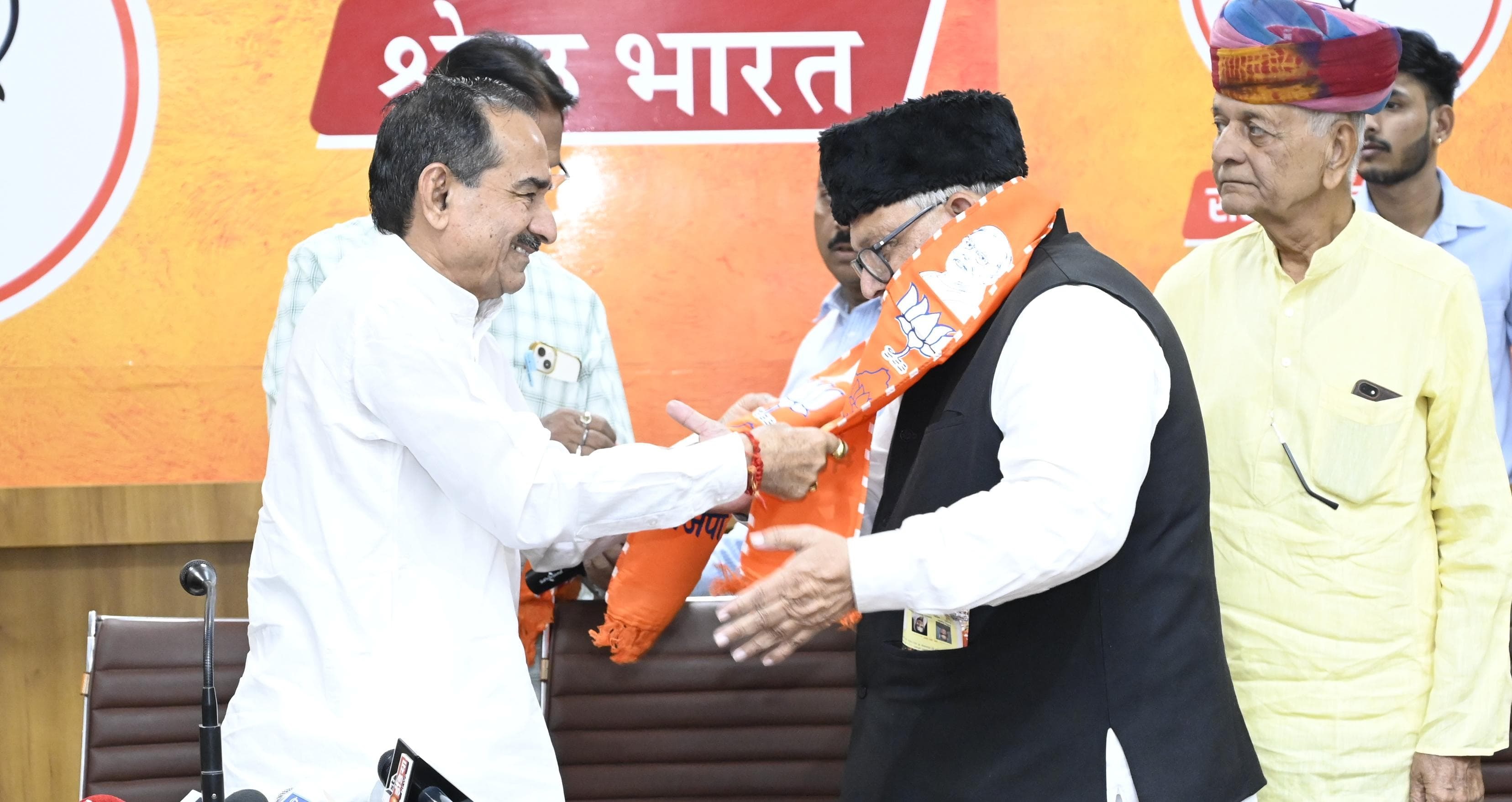 पार्टी का दुपट्टा पहनाकर भाजपा परिवार में शामिल किया। पार्टी का दुपट्टा पहनाकर भाजपा परिवार में शामिल किया।
