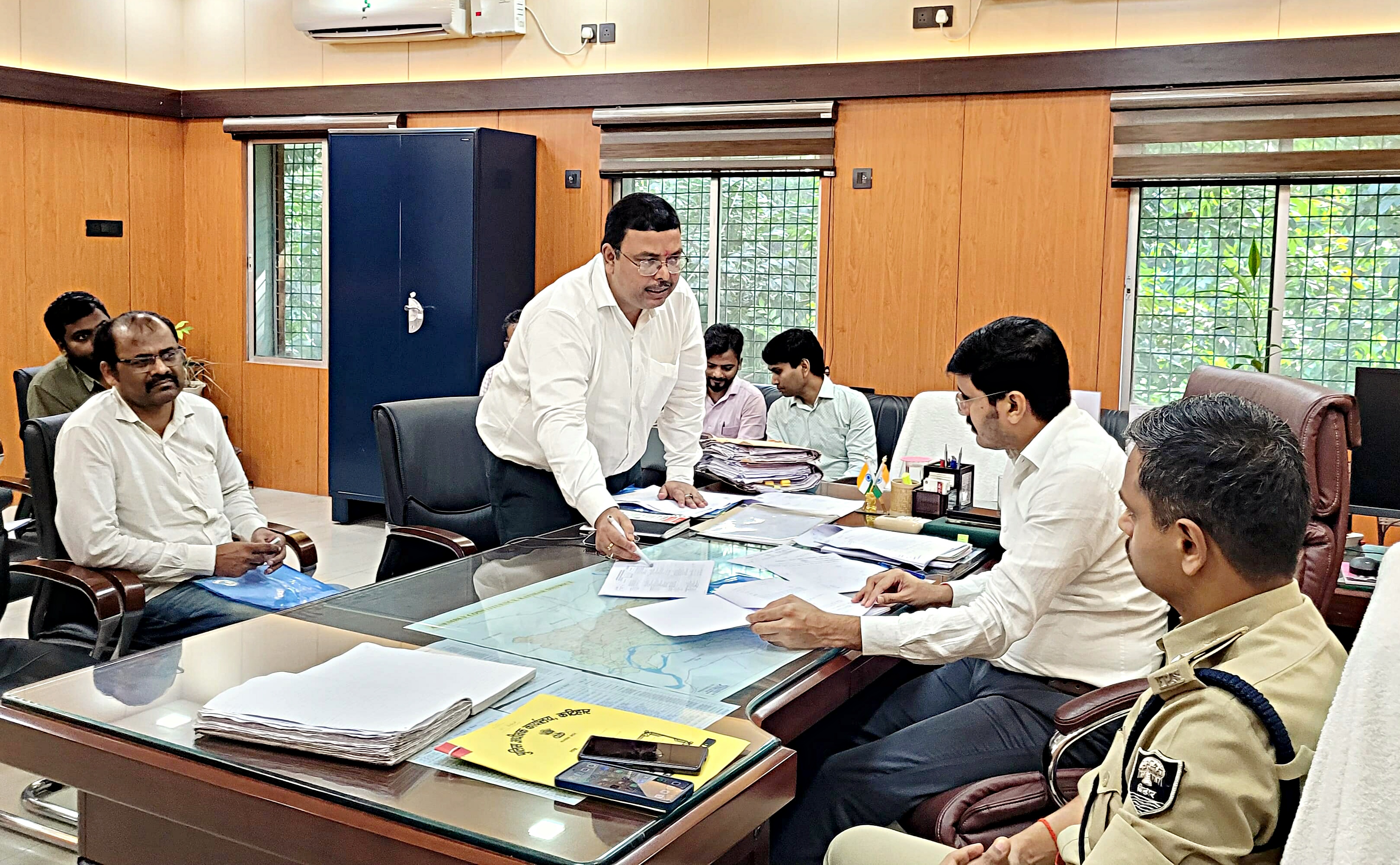 बैठक करते हुए अधिकारी बैठक करते हुए अधिकारी
