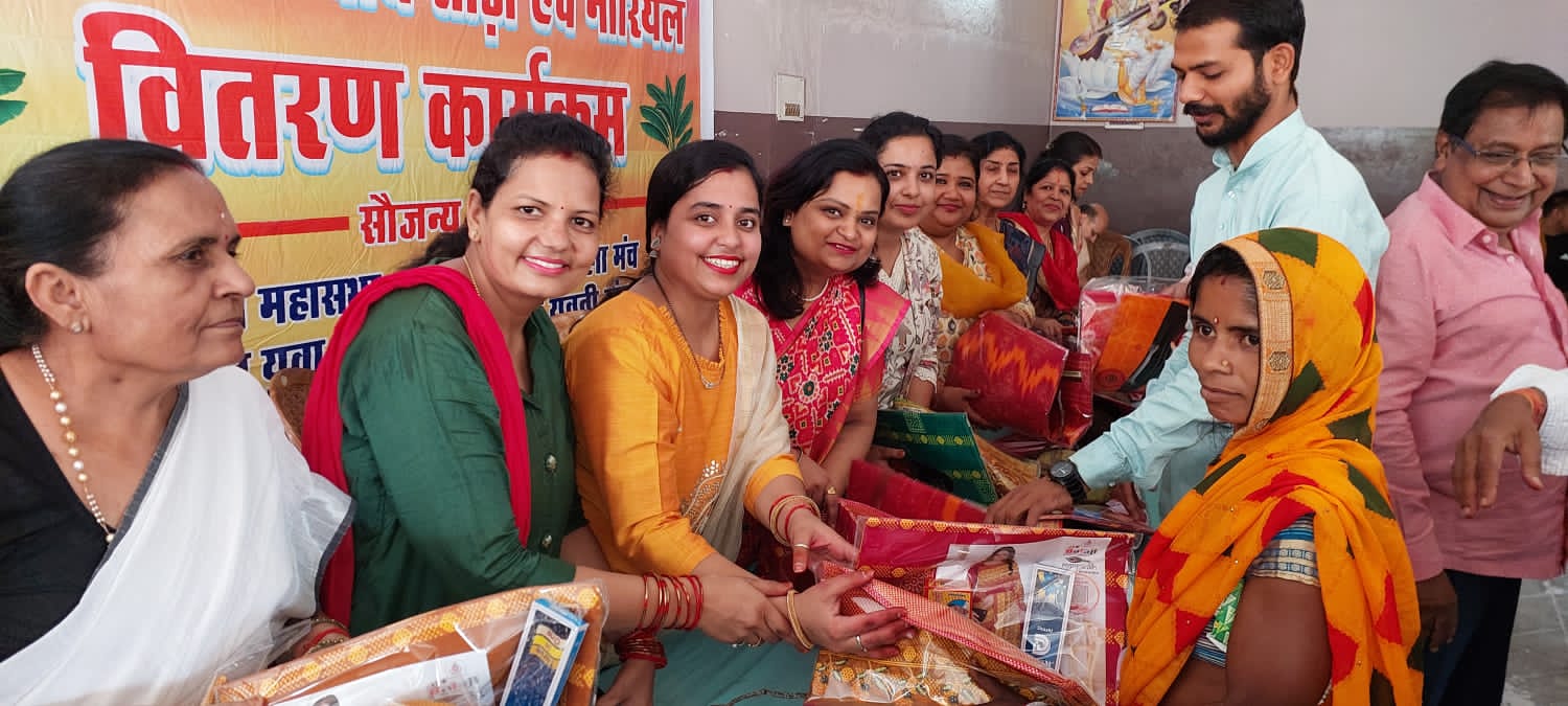 अररिया फोटो:छठ सामग्री का वितरण करते अग्रवाल समाज के लोग अररिया फोटो:छठ सामग्री का वितरण करते अग्रवाल समाज के लोग