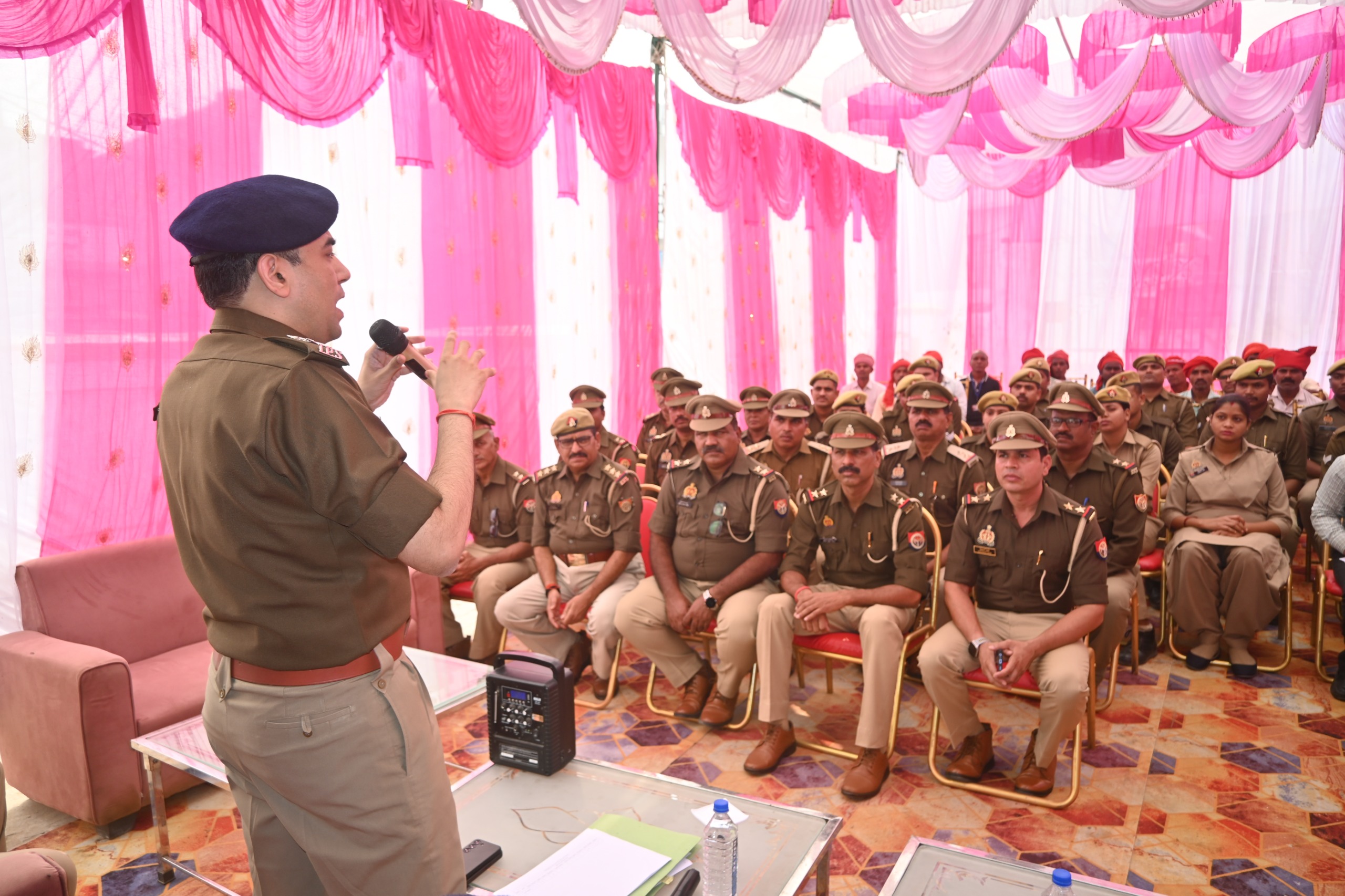 डीआईजी ने किया थाने का किया निरीक्षण, दिया आवश्यक निर्देश थाने का निरीक्षण करते हुए
