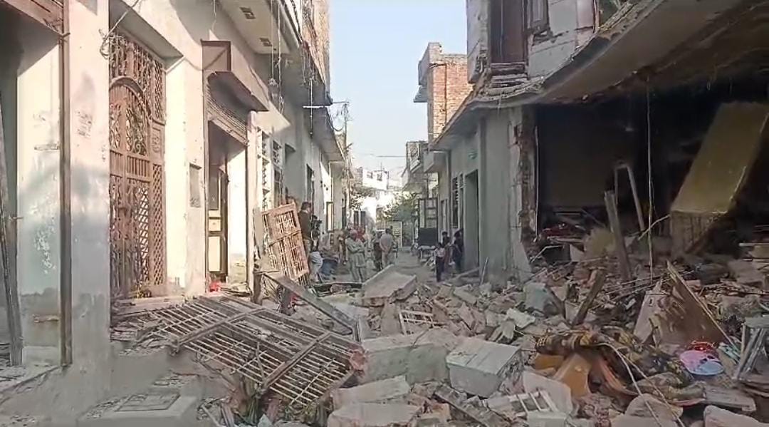 हादसे के बाद मलबे में तब्दील घर हादसे के बाद मलबे में तब्दील घर