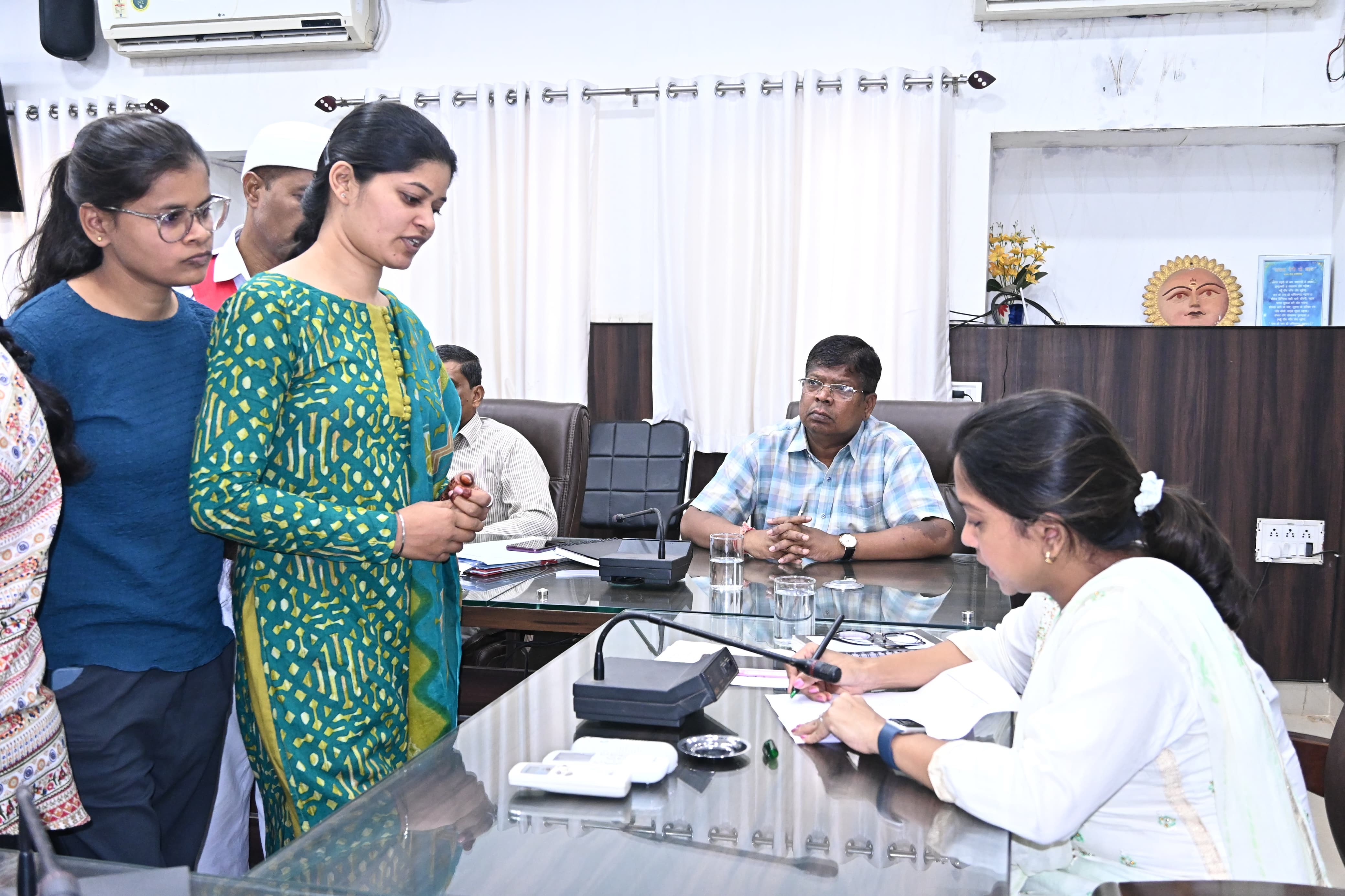 जनदर्शन में अधिकारी के समक्ष शिकायत व मांग करती हुई महिला व युवतियां। जनदर्शन में अधिकारी के समक्ष शिकायत व मांग करती हुई महिला व युवतियां।