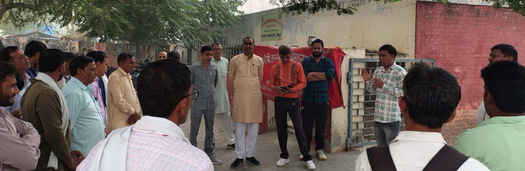 वेतन नहीं दिए जाने के विरोध में गेट मीटिंग कर रोष प्रदर्शन करते जनस्वास्थ्य विभाग कर्मचारी। वेतन नहीं दिए जाने के विरोध में गेट मीटिंग कर रोष प्रदर्शन करते जनस्वास्थ्य विभाग कर्मचारी।