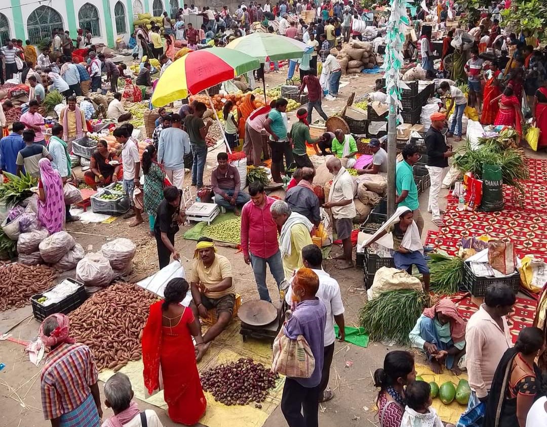 अररिया फोटो:बाजार में कद्दू की खरीददारी करते छठव्रती और अन्य खरीददार अररिया फोटो:बाजार में कद्दू की खरीददारी करते छठव्रती और अन्य खरीददार
