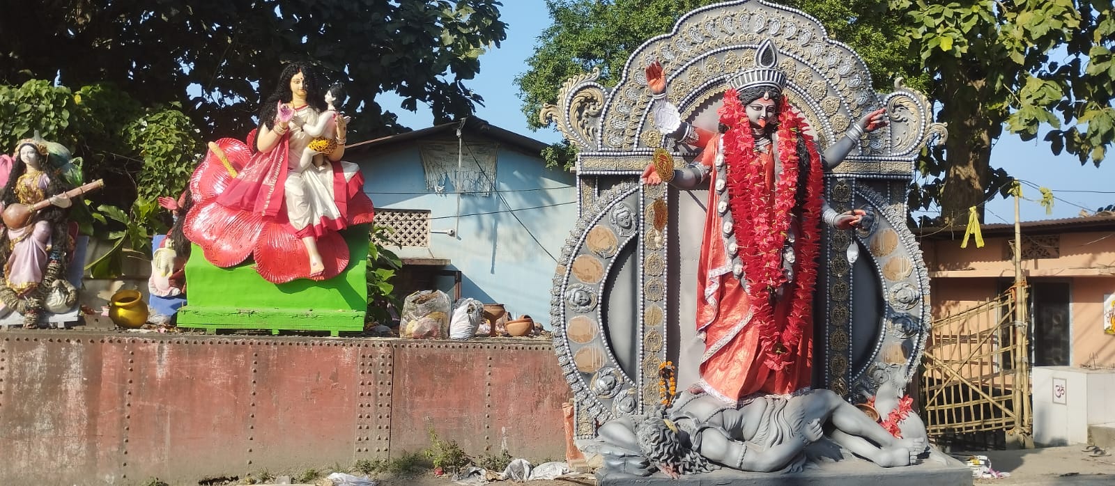 पांडूघाट पर काली मूर्तियों का ढेर, पर्यावरण प्रदूषण का खतरा