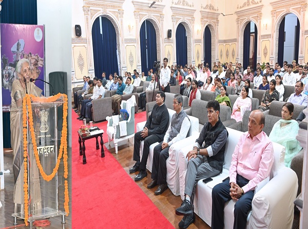 समारोह में संबोधित करती उप्र राज्यपाल आनंदीबेन पटेल समारोह में संबोधित करती उप्र राज्यपाल आनंदीबेन पटेल