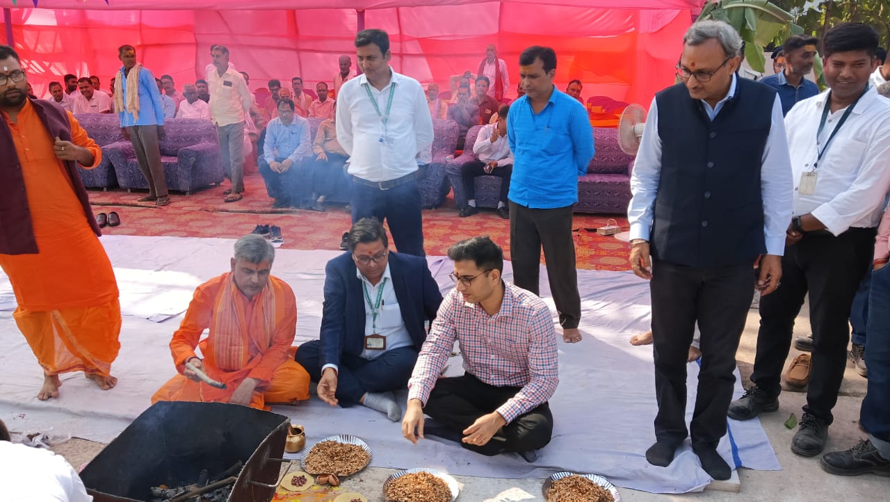 डोगा पूजन करते डीएम डोगा पूजन करते डीएम