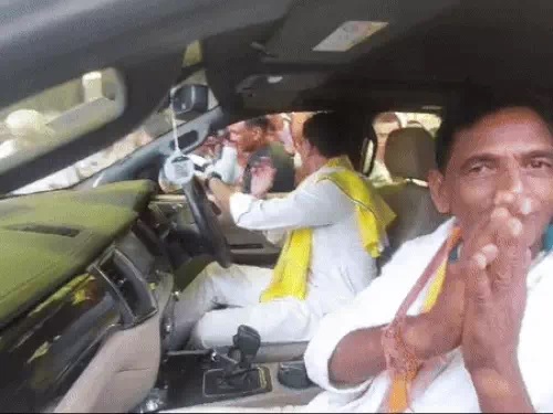 सभा के बाद सचिन पायलट कांग्रेस प्रत्याशी को अपने साथ गाड़ी में भी लेकर गए। सभा के बाद सचिन पायलट कांग्रेस प्रत्याशी को अपने साथ गाड़ी में भी लेकर गए।