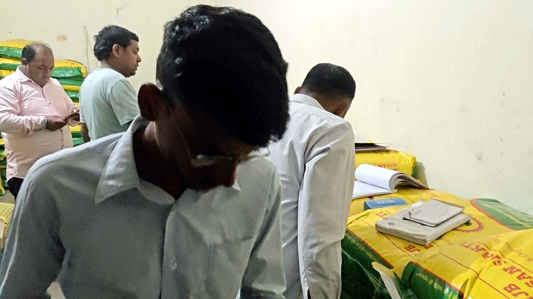गोदाम में छानबीन करते कृषि विभाग की टीम। गोदाम में छानबीन करते कृषि विभाग की टीम।