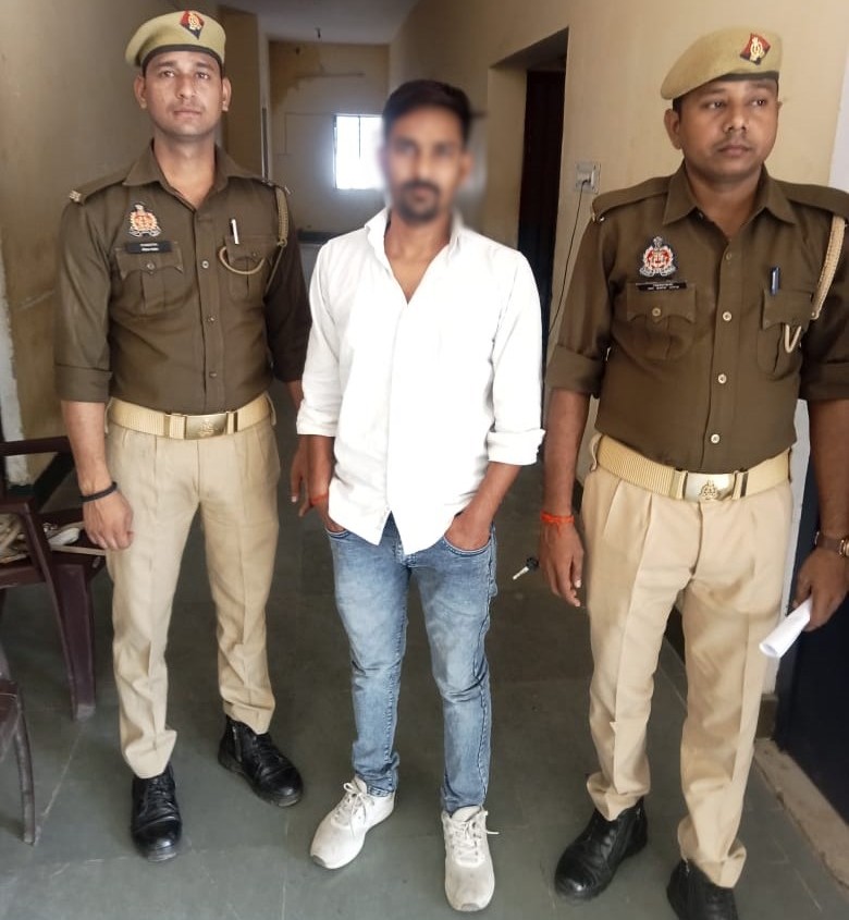 युवती का अश्लील वीडियो बनाने वाले दुष्कर्मी के साथ पुलिस युवती का अश्लील वीडियो बनाने वाले दुष्कर्मी के साथ पुलिस