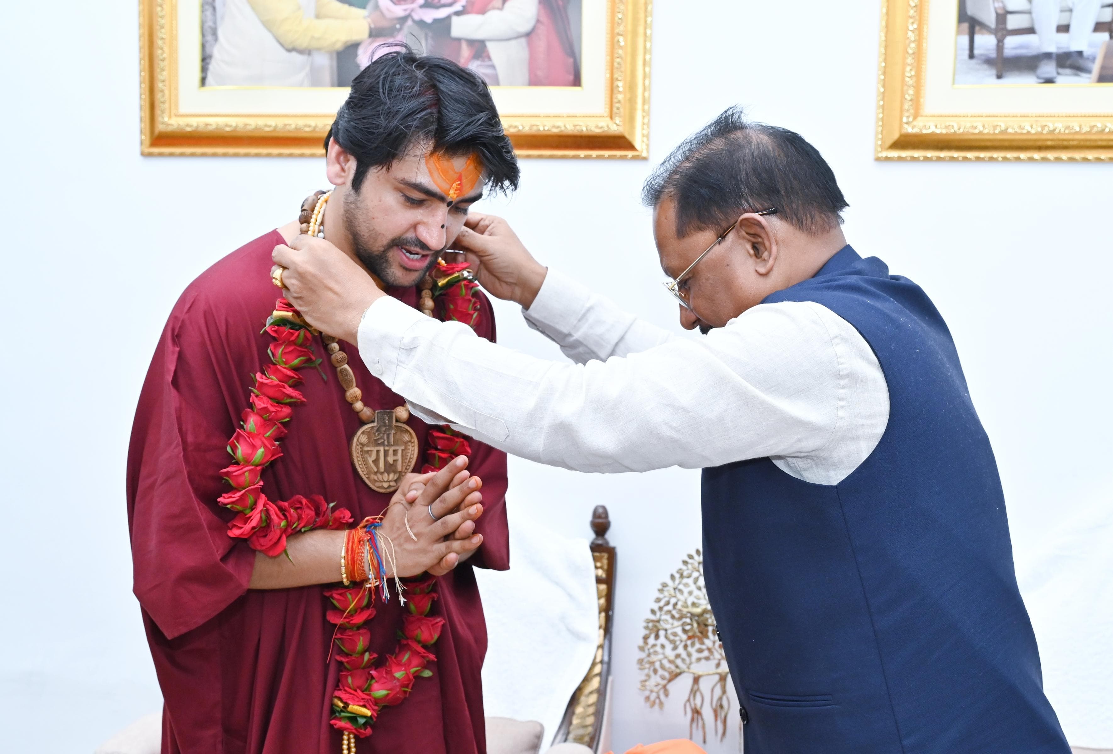 पं. धीरेंद्र शास्त्री का किया आत्मीय स्वागत पं. धीरेंद्र शास्त्री का किया आत्मीय स्वागत