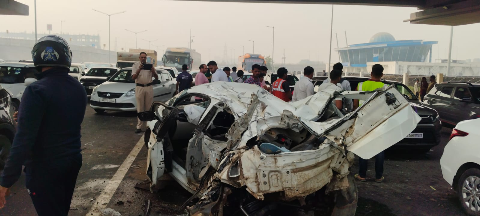 गुरुग्राम में हादसे का शिकार हुई कार गुरुग्राम में हादसे का शिकार हुई कार