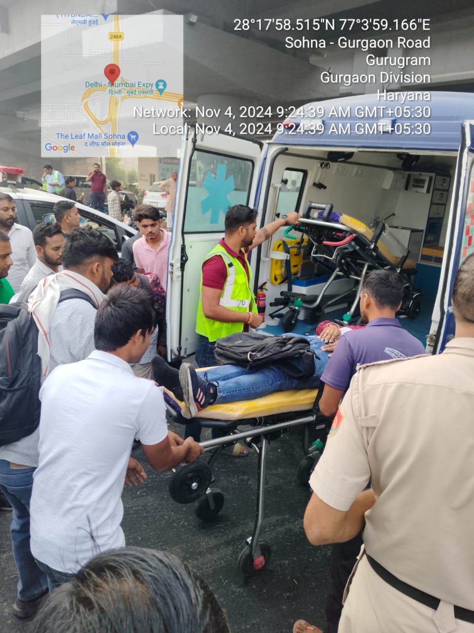 गुरुग्राम हादसे में घायल युवक काे अस्पताल लेकर जाती पुलिस गुरुग्राम हादसे में घायल युवक काे अस्पताल लेकर जाती पुलिस