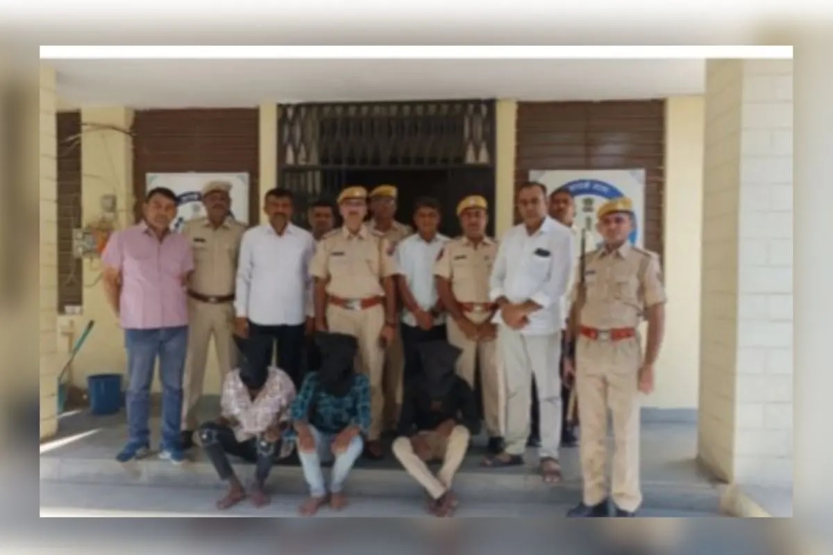पुलिस के साथ गिरफ्तार आराेपी। पुलिस के साथ गिरफ्तार आराेपी।