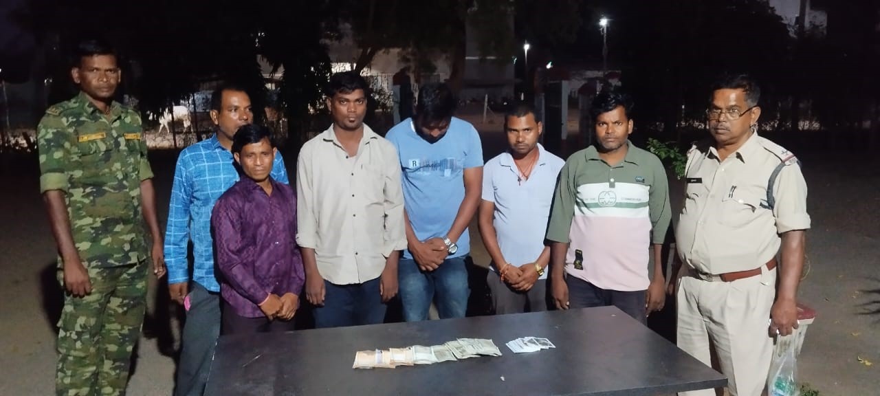 थाना परिसर में गिरफ्तार जुआरी व जब्त नकद राशि के साथ पुलिस। थाना परिसर में गिरफ्तार जुआरी व जब्त नकद राशि के साथ पुलिस।