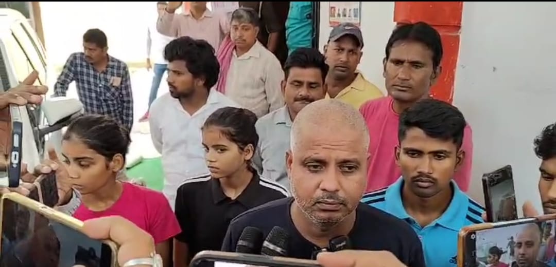 अनुराग यादव के हत्यारों के खिलाफ कड़ी कार्रवाई न होने से नाराज परिजनों ने डीएम एसपी से मिलकर न्याय की लगाई गुहार मीडिया से बात करते हुए पिता अनुराग यादव के हत्यारों के खिलाफ कड़ी कार्रवाई न होने से नाराज परिजनों ने डीएम एसपी से मिलकर न्याय की लगाई गुहार मीडिया से बात करते हुए पिता