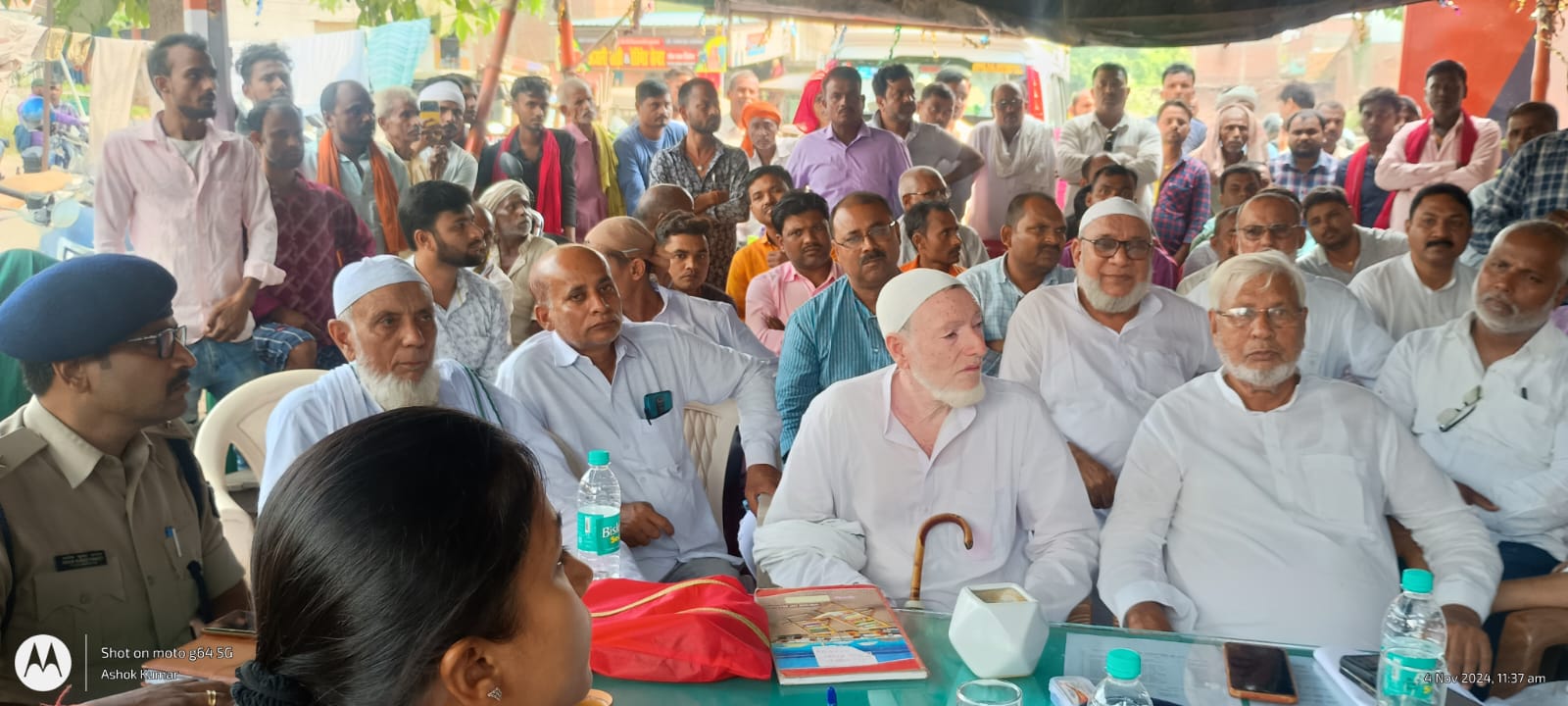 बैठक करते दोनो समुदाय के लोग बैठक करते दोनो समुदाय के लोग