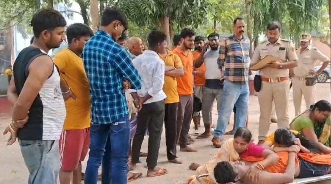 रोते बिलखते परिजन रोते बिलखते परिजन