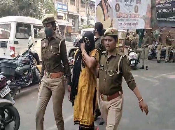 विधान भवन के सामने आत्मदाह का प्रयास करने वाली महिला, मौजूद पुलिस विधान भवन के सामने आत्मदाह का प्रयास करने वाली महिला, मौजूद पुलिस