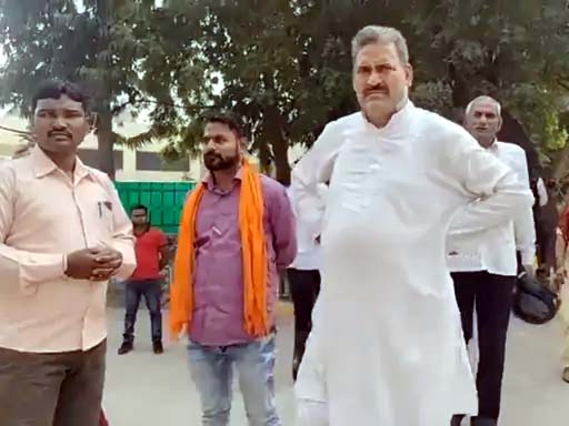 पुलिस कमिश्नर से मिलने पहुंचे पीडि़त परिवार सदस्य और संगठन पदाधिकारी। पुलिस कमिश्नर से मिलने पहुंचे पीडि़त परिवार सदस्य और संगठन पदाधिकारी।