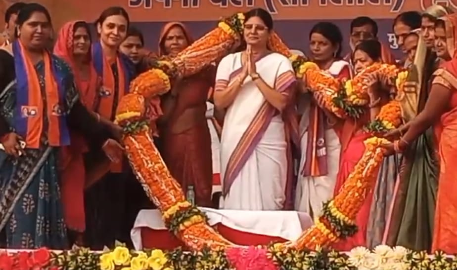 अनुप्रिया पटेल का स्वागत करते पार्टी कार्यकर्ता व पदाधिकारी अनुप्रिया पटेल का स्वागत करते पार्टी कार्यकर्ता व पदाधिकारी